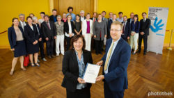 2016 FMR Übergabe Aide Memoires an MR-Beauftragte Dr. Bärbel Kofler